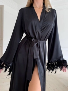 Peignoir élégant en satin noir avec col en V et garniture de plumes luxueuses