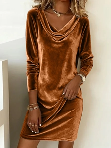 Détail de la robe élégante en velours cuivré avec col drapé et texture de tissu raffinée