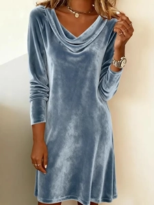 Robe élégante en velours bleu à manches longues avec col roulé et coupe ajustée mi-longue