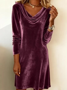 Robe élégante en velours violet foncé à manches longues avec un col bénitier chic