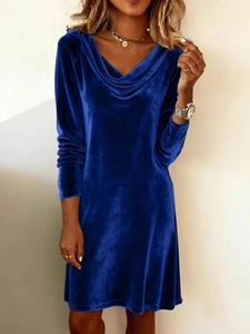 Robe élégante en velours bleu marine à manches longues et col drapé pour un style chic