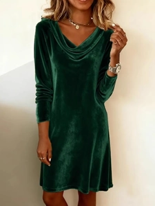 Robe élégante en velours vert émeraude à manches longues avec un col bénitier chic