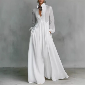 Détail de la robe longue blanche à manches longues avec taille haute et plis élégants