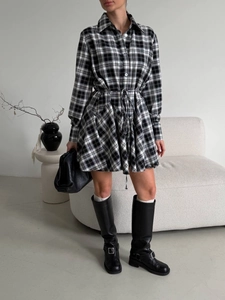 Robe chemise vintage à carreaux noirs et blancs avec revers et ceinture pour un look ajusté