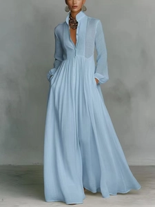 Robe longue bleu clair à manches longues avec taille marquée et design plissé élégant