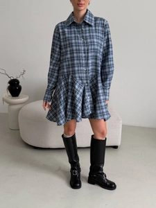 Robe chemisier rétro à carreaux bleus et blancs avec manches longues et jupe plissée