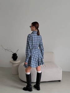 Robe longue vintage à carreaux bleus avec col à revers et jupe plissée élégante