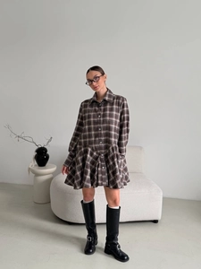 Robe chemise vintage à carreaux marron avec manches longues et ourlet évasé pour femme