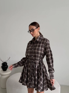Détails de la robe chemise à carreaux marron avec col à revers et ceinture à nouer