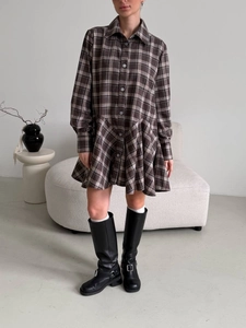 Détail d'une robe chemise vintage à carreaux marron avec ourlet à volants et taille ajustée