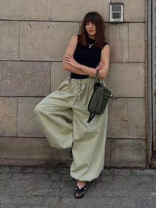 Pantaloni larghi donna verde chiaro con coulisse in vita e vestibilità comoda casual