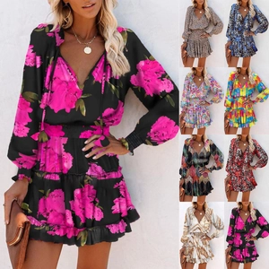 Details zu den verschiedenen Farbauswahlmöglichkeiten und Blumenmustern für dieses Kleid