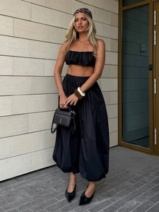 Elegante completo nero a due pezzi con crop top e pantaloni larghi voluminosi da donna