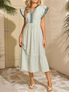 Gestreiftes Damen-V-Ausschnitt Midikleid mit Rüschenärmeln und gestuftem Rock für den Sommer