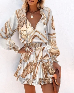 Detailansicht des Boho-Prints mit V-Ausschnitt und elastischer Taille am Langarmkleid