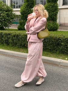 Completo rosa due pezzi con blazer e pantaloni a lanterna per un look street urbano