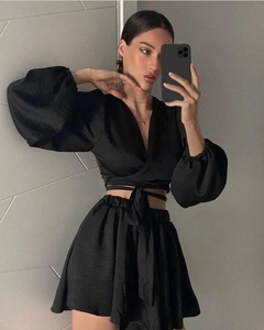 Détail de l'ensemble deux pièces noir avec haut à manches longues noué et short assorti