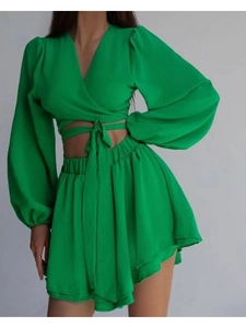 Gros plan sur l'ensemble haut court vert à col en V et short plissé à taille élastique