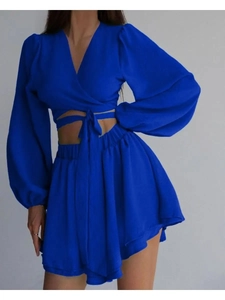 Détail de l'ensemble deux pièces bleu roi avec haut cache-cœur manches longues et short