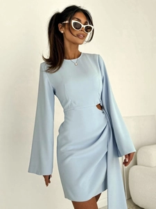 Robe courte élégante bleu clair à manches longues avec découpe à la taille et ruban fluide