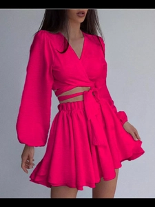 Détail de l'ensemble rose deux pièces avec haut à nouer et short plissé à texture