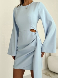 Détail de la robe bleu clair avec découpe latérale et rubans à nouer à la taille