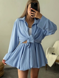 Ensemble bleu clair deux pièces pour femme avec chemise à nouer et jupe courte à volants