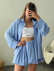 Détail de l'ensemble deux pièces bleu clair texturé avec chemise et short