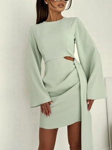Robe vert menthe avec découpe à la taille, manches évasées et longs rubans décoratifs