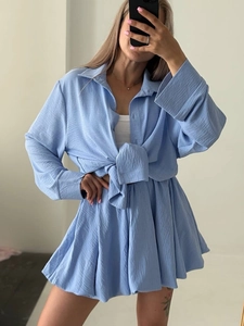 Ensemble deux pièces bleu clair pour femme avec chemise à manches longues et short à volants