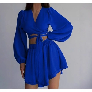 Ensemble bleu Klein deux pièces pour femme avec haut cache-cœur et jupe plissée