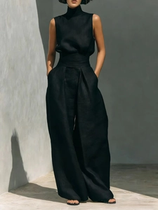Détail de l'ensemble haut sans manches col montant et pantalon large en lin noir