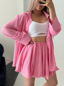 Texture détaillée d'un ensemble pour femme avec short à volants rose et chemise