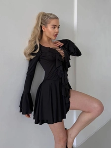 Elegantes schwarzes Kleid mit V-Ausschnitt, Trompetenärmeln, Rüschen und Schnürung