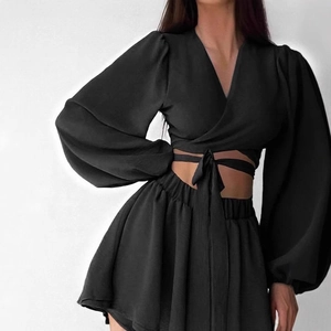 Ensemble deux pièces noir pour femme avec haut à manches lanternes et short assorti avec ceinture