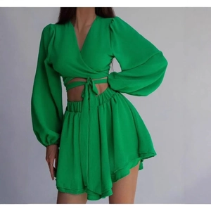 Ensemble deux pièces vert pour femme avec haut cache-cœur à manches longues et jupe