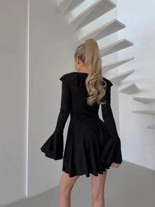 Elegantes schwarzes V-Ausschnitt Kleid mit Volant-Glockenärmeln und Faltenrock in Weiß