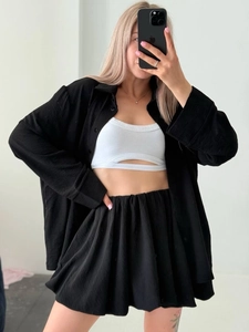 Ensemble 2 pièces pour femme avec chemise à manches longues noire et short plissé taille haute
