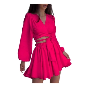 Ensemble deux pièces rose fuchsia avec haut cache-cœur à ceinture et short plissé