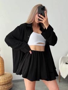 Détails de l'ensemble décontracté avec chemise noire texturée et jupe courte plissée