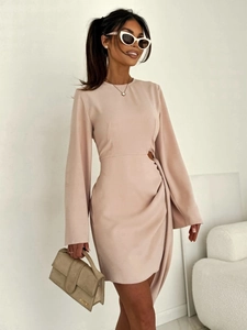 Robe rose à manches longues avec découpe à la taille et détails drapés asymétriques