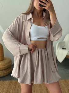Détail d'un ensemble chemise à manches longues et short à volants en tissu texturé