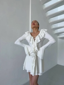 Elegantes weißes Minikleid mit V-Ausschnitt, Volants und Glockenärmeln am Model