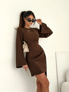Mini-robe élégante marron foncé avec manches évasées surdimensionnées et découpes