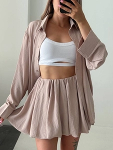 Ensemble d'été femme deux pièces avec chemise manches longues et short plissé rose
