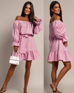 Detail der schulterfreien Puffärmel und Taillenbindung an diesem eleganten rosa Kleid
