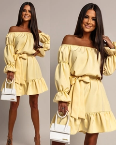 Detail eines eleganten gelben schulterfreien Satin-Kleids mit Puffärmeln und Bindegürtel