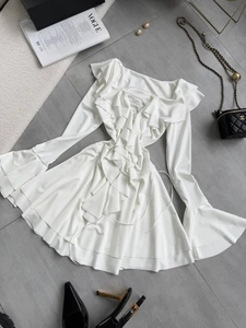 Flachbild eines weißen Chiffon-Minikleids mit V-Ausschnitt, Rüschen und Glockenärmeln