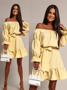 Elegantes schulterfreies hellgelbes Satin-Minikleid mit Puffärmeln und Taillenband