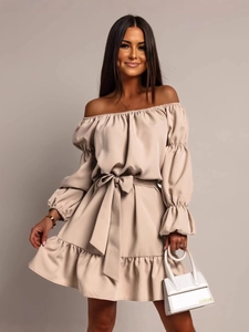 Elegantes beiges schulterfreies Kleid mit Puffärmeln, Gürtel und Rüschen am Saum